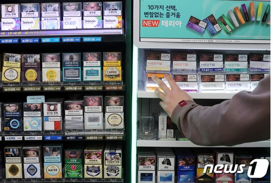 1일 오전 서울 시내 한 편의점에 담배가 진열되어 있다. 2023.2.1/뉴스1 © News1 김진환 기자