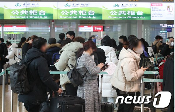1일 오전 인천국제공항 제1터미널에서 중국행 항공편 승객들이 탑승 수속을 기다리고 있다./뉴스1 © News1 임세영 기자