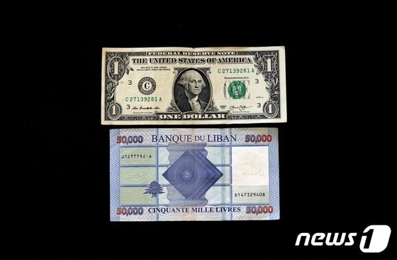 1달러짜리 미국 지폐와 레바논의 5만파운드권 지폐© AFP=뉴스1
