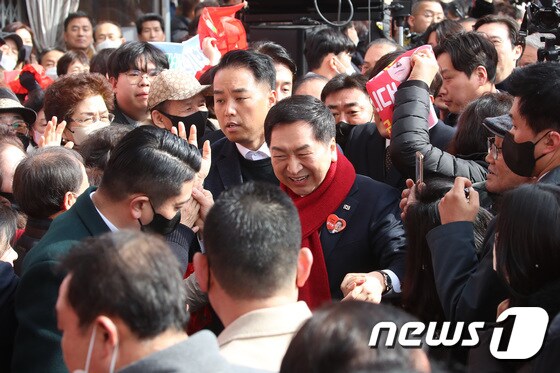 국민의힘 당권 주자인 김기현 의원이 1일 오후 대구 중구 서문시장에서 열린 출정식에 입장하고 있다. 2023.2.1/뉴스1 © News1 공정식 기자