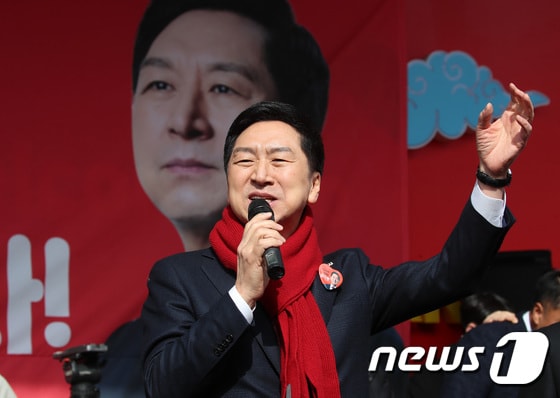 국민의힘 당권 주자인 김기현 의원이 1일 오후 대구 중구 서문시장에서 열린 출정식에 참석해 인사말을 하고 있다. 2023.2.1/뉴스1 © News1 공정식 기자