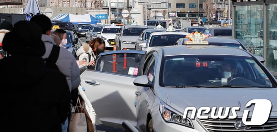 한 승객이 택시에 오르고 있다. 2023.2.1/뉴스1 © News1 김도우 기자