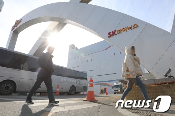 지난 2월1일 오후 경기 이천시 SK하이닉스 본사 앞에 직원들이 걸어가고 있다. 2023.2.1/뉴스1 © News1 김영운 기자