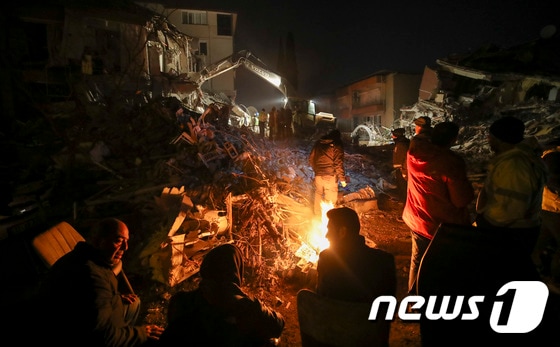 9일 밤(현지시간) 튀르키예 하타이주 안타키아의 지진 피해를 입은 한 마을에서 구조활동이 진행되고 있다. 2023.2.10/뉴스1 © News1 김도우 기자