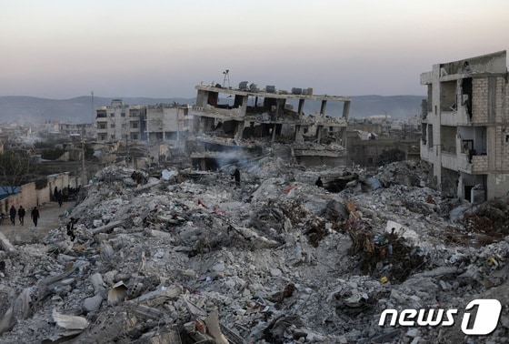 9일 (현지시간) 규모 7.8의 강진이 강타한 시리아 잔다리스에 붕괴된 건물이 돌 무더기로 변한 모습이 보이고 있다. © 로이터=뉴스1 © News1 우동명 기자