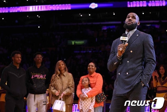 NBA 통산 최다득점을 경신한 르브론 제임스가 10일(한국시간) 기념 축하행사에 참석했다. © AFP=뉴스1