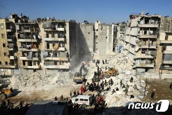 나흘 전 대지진으로 완전히 무너져 내린 시리아 북부 알레포의 한 아파트건물 2023.2.9 © AFP=뉴스1 © News1 정윤미 기자
