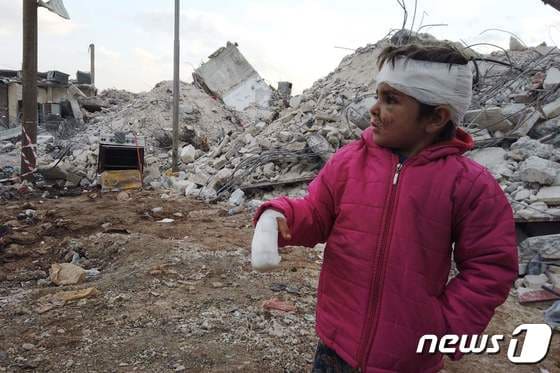 10일 시리아 북서부 알레포 지역에서 구조된 여섯살 소년 무사 흐마이디. © AFP=뉴스1