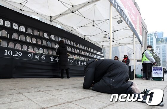 오전 서울광장에 마련된 '이태원 참사 분향소'를 찾은 시민이 희생자를 추모하며 절을 하고 있다.  © News1 