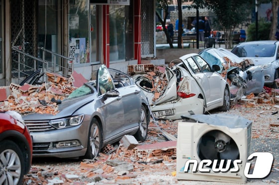 12일 (현지시간) 튀르키예 하타이 주 안타키아 지진 피해 현장에 차량이 파손돼 있다. 2023.2.12/뉴스1 © News1 김도우 기자