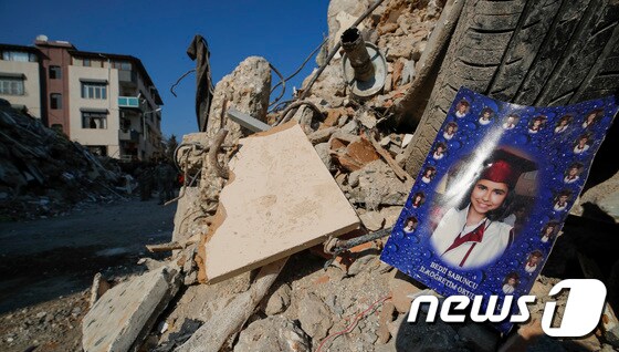 12일 오전(현지시간) 튀르키예 하타이 주 안타키아 지진 피해현장에 한 주민의 졸업사진이 놓여 있다. 2023.2.12/뉴스1 © News1 김도우 기자
