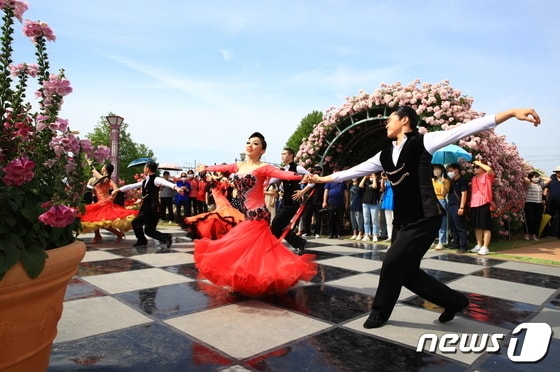 2022곡성세계장미축제 장미무도회에 초대된 출연진이 왈츠파티를 선보이고 있다(곡성군 제공)2022.2.13/ 