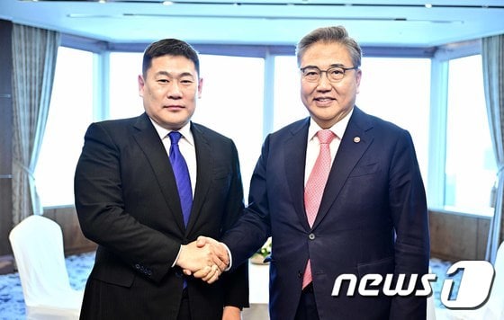 박진 외교부 장관(오른쪽)이 14일 오전 한국을 공식 방문중인 롭상남스라이 어용에르덴 몽골 총리와 만나 인사를 나누고 있다. (외교부 제공) 2023.2.14/뉴스1
