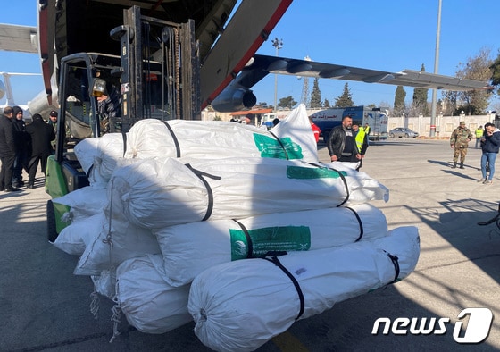 14일(현지시간) 시리아 알레포 국제공항에 사우디아라비아 정부가 보낸 구호물품이 도착했다. 2023.2.14. © 로이터=뉴스1 © News1 김성식 기자