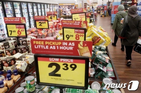 미국 캘리포니아주(州) 로스앤젤레스의 한 슈퍼마켓에 상품이 진열된 모습. 2023.02.13 © AFP=뉴스1 © News1 김예슬 기자