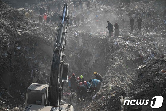 튀르키예 카흐라만마라슈 지역의 건물 잔해에서 구조팀이 지진 피해자 구조 작업을 하고 있다. 23.02.14 © AFP=뉴스1 © News1 김예슬 기자