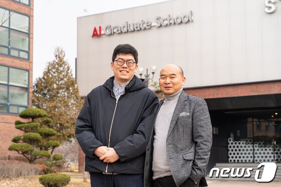 지스트 AI대학원 1호 박사가 된 김만제 씨(왼쪽)와 지도교수인 안창욱 교수(지스트 제공)/뉴스1