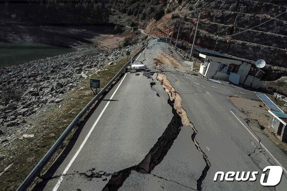 16일 (현지시간) 규모 7.8의 지진이 강타한 튀르키예 카라만마라슈에서 도로가 쩍 갈라진 모습이 보인다. © AFP=뉴스1 © News1 우동명 기자