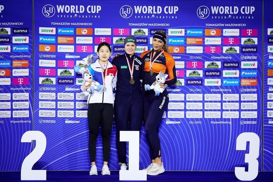 김민선(왼쪽)이 2022-23 ISU 스피드스케이팅 월드컵 6차 대회 여자 500m 디비전A에서 은메달을 획득했다.(ISU SNS 캡처)