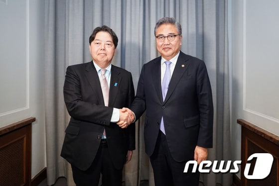 박진 외교부 장관(오른쪽)과 하야시 요시마사 일본 외무상. (외교부 제공)