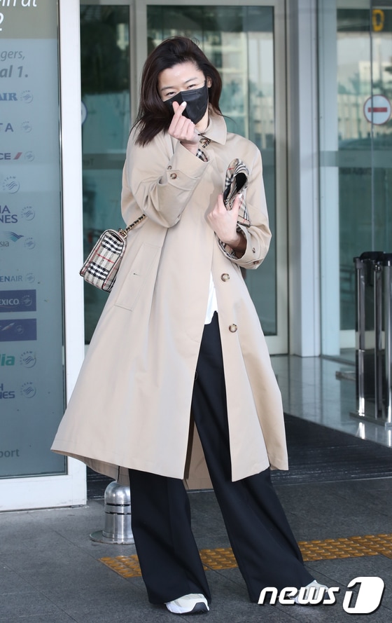 배우 전지현이 19일 패션쇼 참석차 인천공항에 도착해 영국 런던으로 출국하기 전 사랑스러운 하트를 그리고 있다. © News1 권현진 기자