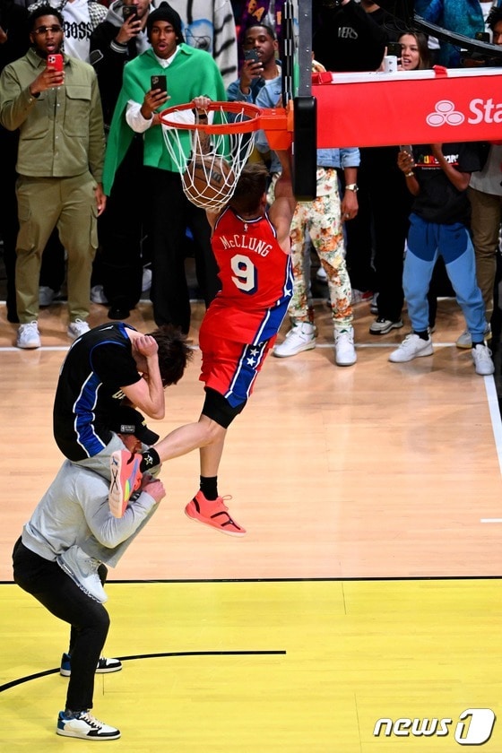 맥 맥클렁이 19일(한국시간) 미국 유타주 비빈트 아레나에서 열린 NBA 올스타 덩크 콘테스트에서 덩크슛을 하고 있다. © AFP=뉴스1