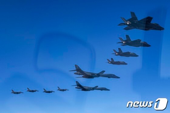 한미 양국 군이 북한의 대륙간탄도미사일(ICBM) 도발 다음날인 19일 미 공군 전략폭격기 B-1B '랜서'를 전투기로 호위하는 방식으로 연합 편대비행을 하고 있다. (합참 제공) 2023.2.19/뉴스1