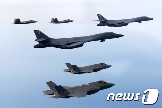 한미 공군이 1일 서해 상공에서 연합공중훈련을 하고 있다. 이날 훈련에는 우리측의 F-35A 전투기와 미측의 B-1B 전략폭격기 및 F-22·F-35B 전투기 등이 참여했다. (국방부 제공) 2023.2.2/뉴스1