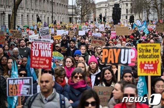 1일(현지시간) 파업에 나선 교사들이 영국 런던 시 한복판을 가로지르고 있다. © AFP=뉴스1 © News1 강민경 기자