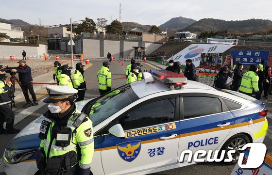 2일 오전 박근혜 전 대통령 생일 축하 행사가 예고된 대구 달성군 유가읍 사저 주변에서 경찰이 주변을 통제하고 있다. 2023.2.2/뉴스1 © News1 공정식 기자
