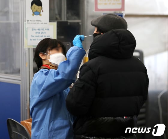 서울 송파구 보건소 선별진료소에서 한 시민이 PCR검사를 받고 있다./뉴스1 © News1 김진환 기자