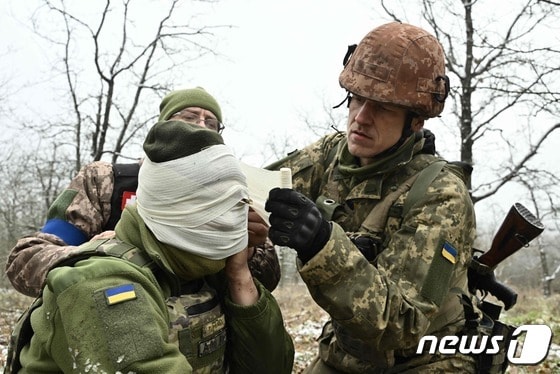 1일(현지시간) 러시아의 침공 속 우크라이나 헤르손에서 병사들이 부상병을 응급 치료하는 훈련을 하고 있다. © AFP=뉴스1 © News1 우동명 기자