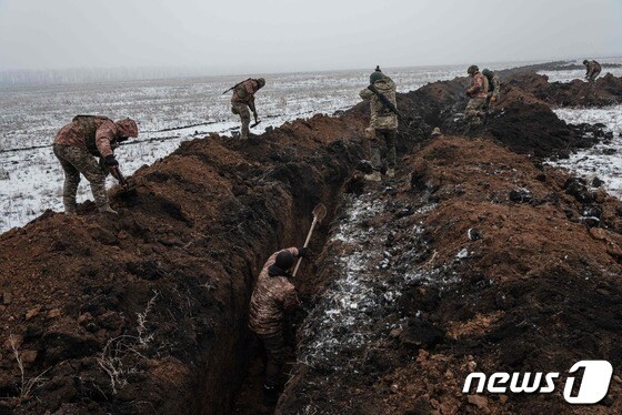 1일(현지시간) 러시아의 침공 속 우크라이나 도네츠크 바흐무트 전선에서 병사들이 참호를 파고 있다. © AFP=뉴스1 © News1 우동명 기자