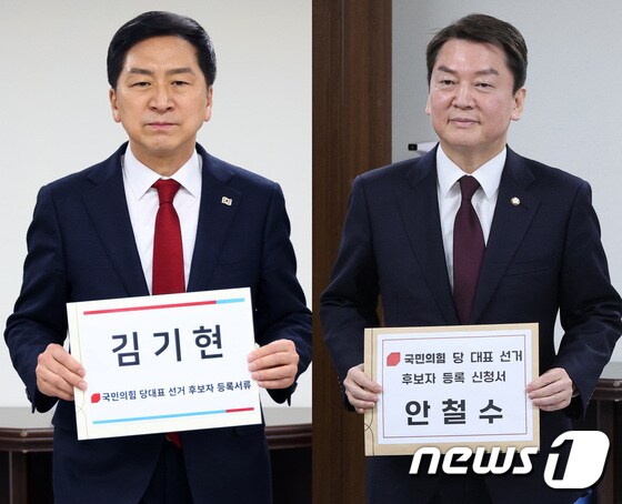 국민의힘 당권 주자인 김기현(왼쪽), 안철수 의원이 2일 서울 여의도 중앙당사에서 각각 당대표 후보 등록을 위해 입장하고 있다. (공동취재) 2023.2.2/뉴스1 © News1 유승관 기자