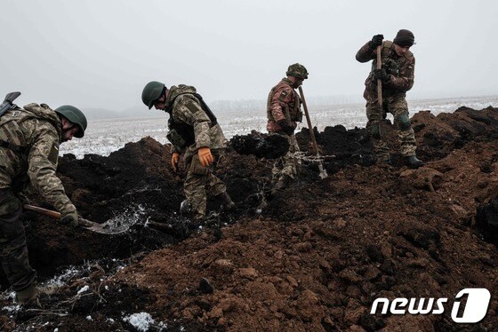 1일(현지시간) 러시아의 침공 속 도네츠크 바흐무트 전선에서 병사들이 참호를 만들고 있다. © AFP=뉴스1 © News1 우동명 기자