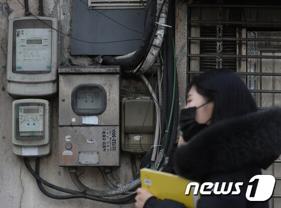 1월 소비자물가가 공공요금 인상 영향을 받아 5.2% 오르며 6개월 연속 5%대 상승률을 유지했다. 서울 시내에 설치된 전기 계량기의 모습. 2023.2.2/뉴스1 © News1 신웅수 기자