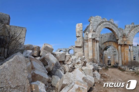 19일 (현지시간) 규모 7.8의 강진이 강타한 시리아 알레포의 성당이 돌 무더기로 변한 모습이 보인다. © AFP=뉴스1 © News1 우동명 기자