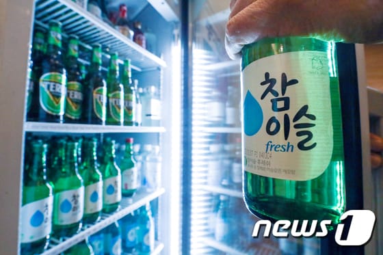 서울의 한 식당 주류 냉장고에 소주와 맥주 등이 채워져 있다. 2023.2.20/뉴스1 © News1 민경석 기자