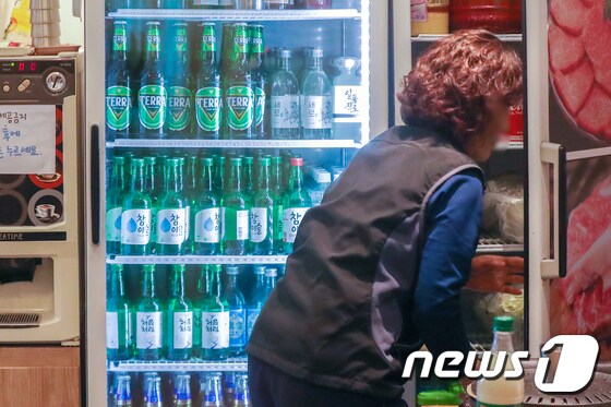 서울의 한 식당 주류 냉장고에 소주와 맥주 등이 채워져 있다. 하이트진로는 11월9일부터 소주 제품 출고가를 6.95% 인상한다고 밝혔다. /뉴스1 © News1 민경석 기자