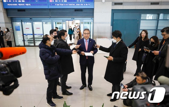박진 외교부 장관(가운데)이 20일 인천공항에서 취재진의 질문에 답하고 있다. 2023.2.20/뉴스1 © News1 김도우 기자