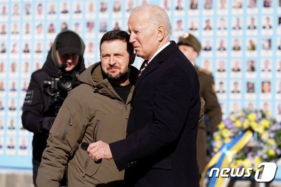 조 바이든 미국 대통령이 20일(현지시간) 러시아의 우크라이나 침공 1년을 앞두고 키이우를 깜짝 방문해 볼로디미르 젤렌스키 대통령의 환영을 받고 있다. © AFP=뉴스1 © News1 우동명 기자