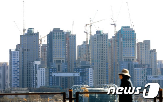 21일 서울의 한 아파트 단지 건설현장에서 공사가 진행되고 있다.  2023.2.21/뉴스1 © News1 구윤성 기자