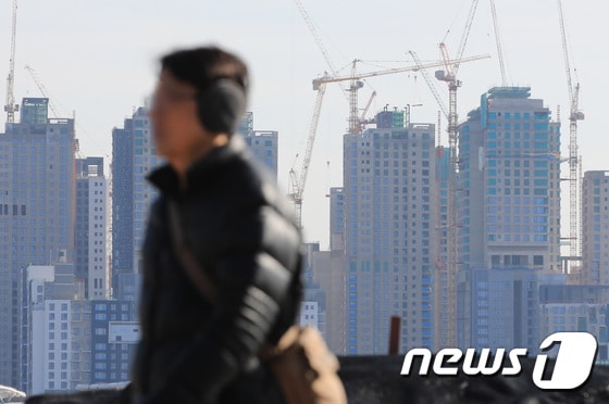 21일 서울의 한 아파트 단지 건설현장에서 공사가 진행되고 있다. 2023.2.21/뉴스1 © News1 구윤성 기자