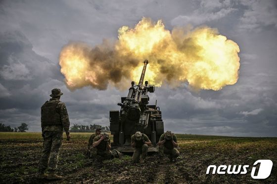 지난해 6월15일(현지시간) 우크라이나 군인들이 돈바스 전선에서 러시아군에게 프랑스제 155mm 차륜형 자주포 세자르를 발포하고 있다. 2022.06.15/뉴스1 © AFP=뉴스1 © News1 김민수 기자