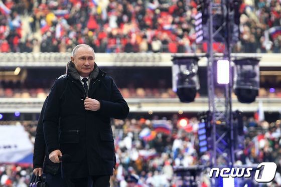 블라디미르 푸틴 러시아 대통령이 22일(현지시간) 모스크바 루즈니키 스타디움에서 ‘조국 수호자의 날’을 하루 앞두고 열린 ‘조국 수호자에게 영광을’ 콘서트에 도착을 하고 있다. © AFP=뉴스1 © News1 우동명 기자
