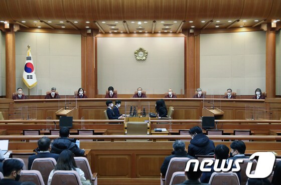 유남석 헌법재판소장과 헌법재판관들이 23일 오후 서울 종로구 재동 헌법재판소 대심판정에 자리하고 있다. 헌법재판소는 이날 전주지법이 
