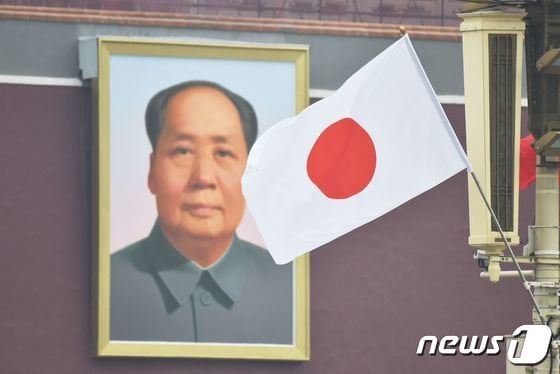 2018년 10월25일(현지시간) 중국 베이징 톈안먼 광장에 있는 중국 공산당 지도자 마오쩌둥의 초상화 근처에 일장기가 휘날리고 있다. 18.10.25 © AFP=뉴스1 © News1 김예슬 기자
