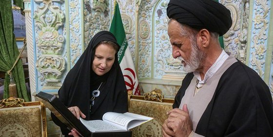 22일(현지시간) 이란의 성지 콤에 나딘 올리비에리 로자노 외교부 대사가 전신을 덮는 차도르 차림으로 방문했다. (출처 : 트위터 @SafaiDarya)