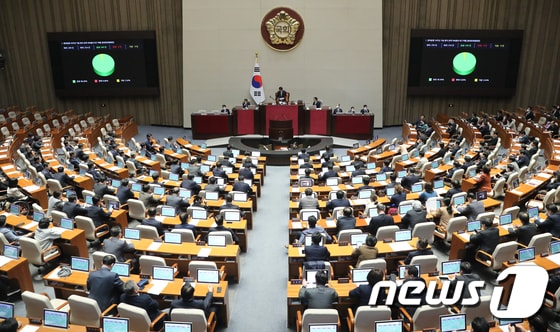 24일 서울 여의도 국회에서 열린 본회의. 2023.2.24/뉴스1 © News1 허경 기자
