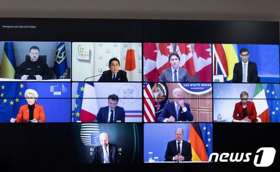 볼로디미르 젤렌스키 우크라이나 대통령이 지난2월24일 (현지시간) 러시아의 침공 1년을 맞아 키이우에서 G7 정상들과 화상 회의를 하고 있다. © 로이터=뉴스1 © News1 우동명 기자